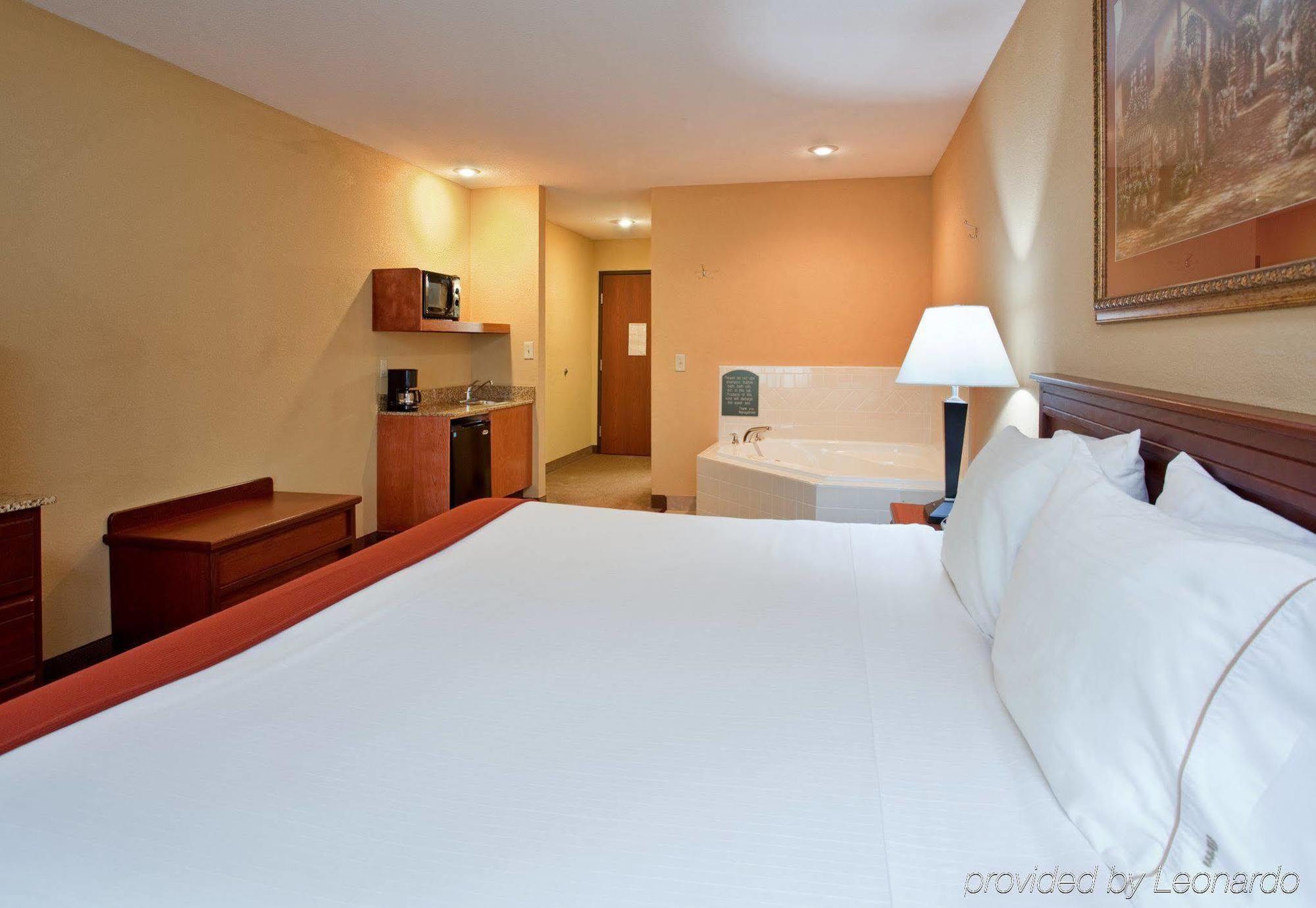 Holiday Inn Express Hotel & Suites Maryville By Ihg Room photo